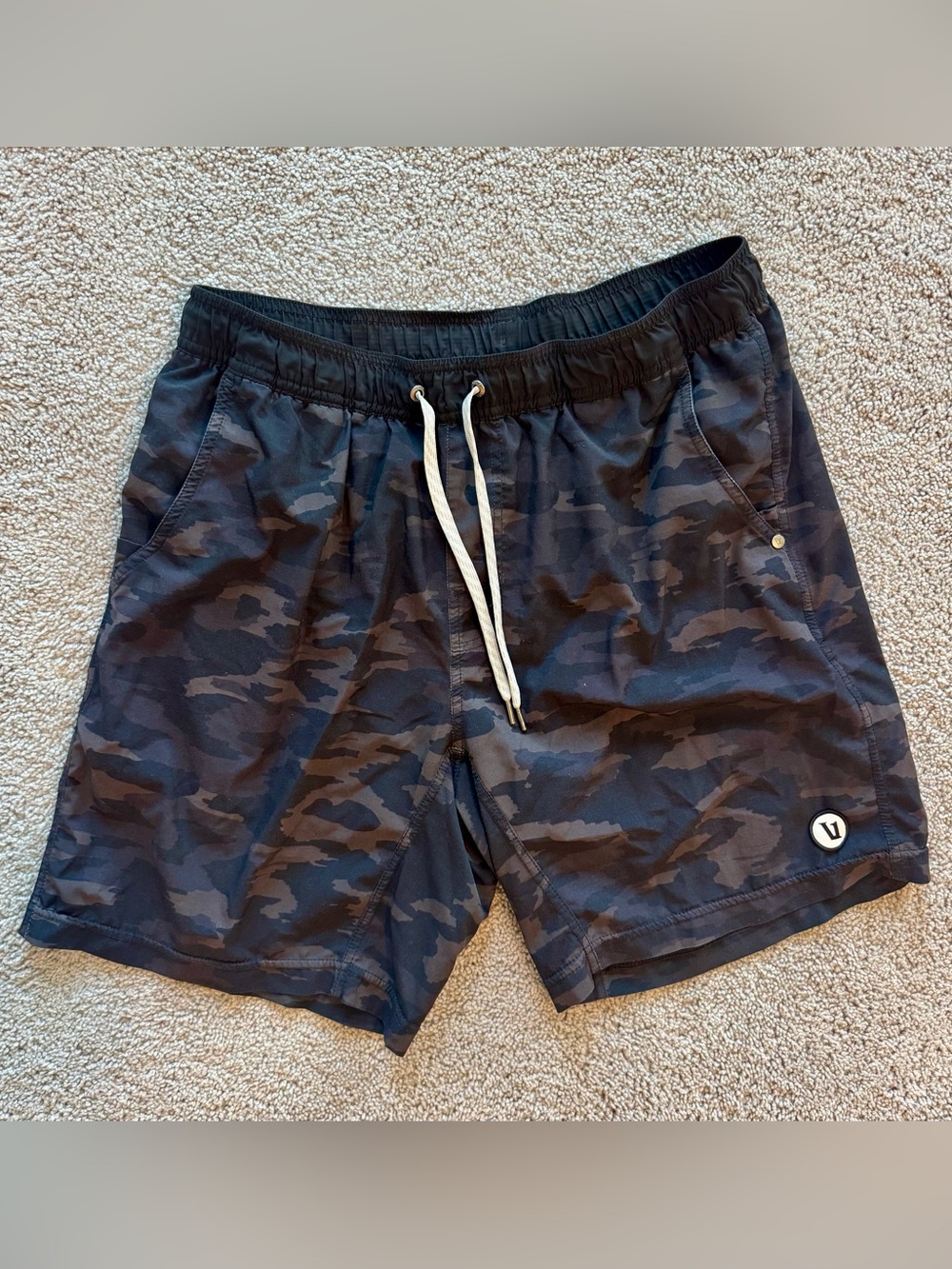 Vuori men’s black camo lined Kore short. 7.5in inseam. Large. Used
